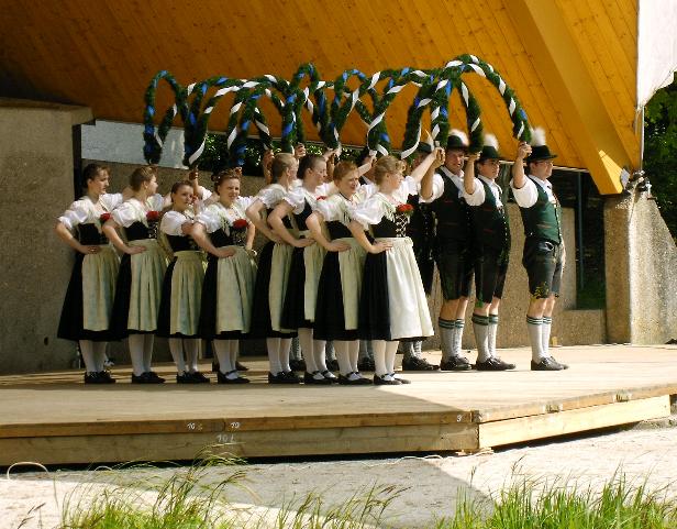Die Aktiven beim Kronentanz am Pfingstsonntag im Stadtpark von Waldkraiburg
(Mai 2005)